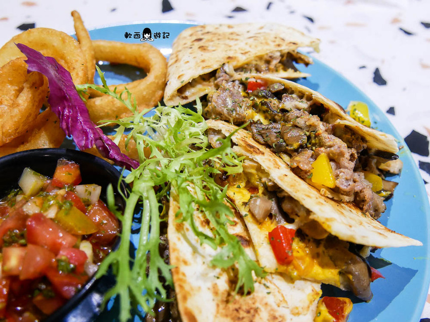 高雄美食推薦》斑馬騷莎●跟斑馬一起騷莎 ！高雄新開幕湖水綠IG打卡餐廳 豐盛早午餐/星星披薩 高雄美食/高雄餐廳 斑馬騷莎高雄文山概念店 - 軟西，遊記