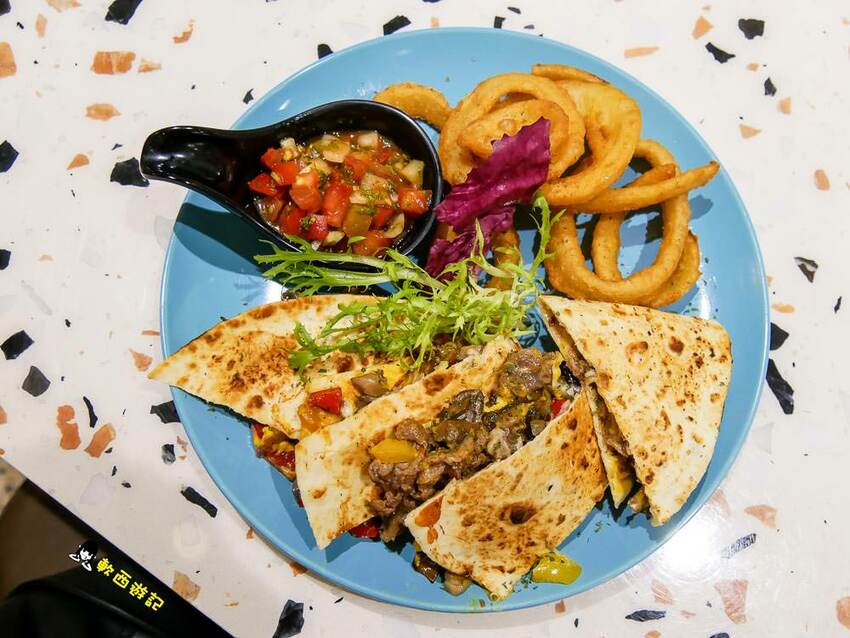 高雄美食推薦》斑馬騷莎●跟斑馬一起騷莎 ！高雄新開幕湖水綠IG打卡餐廳 豐盛早午餐/星星披薩 高雄美食/高雄餐廳 斑馬騷莎高雄文山概念店 - 軟西，遊記