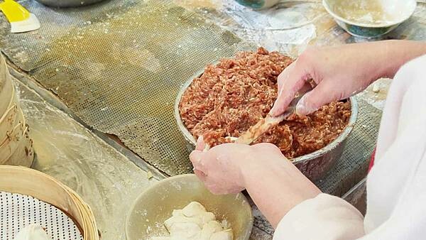 【台北美食】圓山老崔蒸包|中山國小捷運站巷弄裡老字號手工小籠包