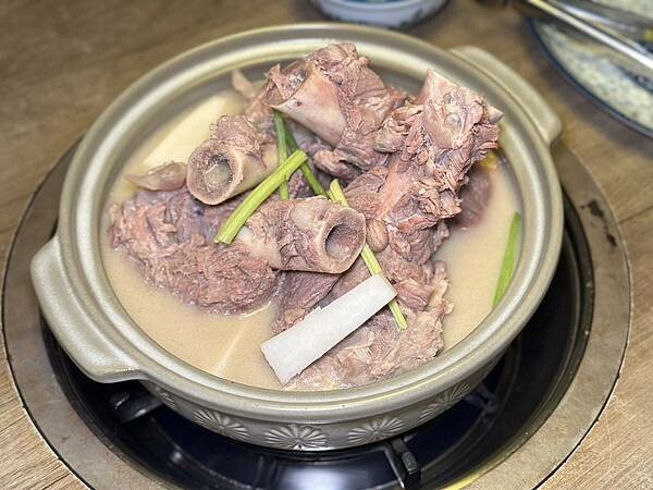 台北市中山區[中山區美食] 澳門骨堡 火鍋餐廳 沙蜆鍋 花雕雞 骨煲鍋 通通都好吃！#善導寺美食 條通美食 @蛋寶趴趴go