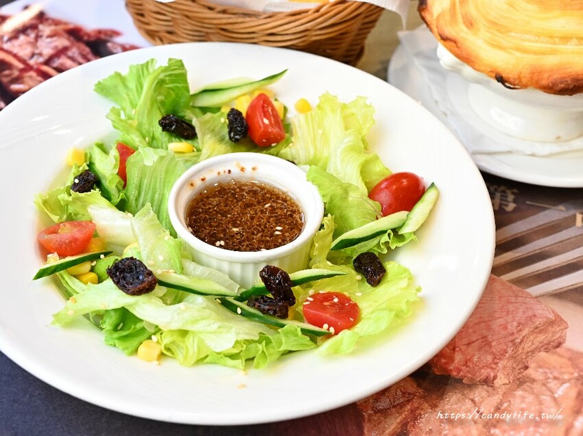 瀧厚炙燒熟成牛排｜台中英倫風熟成牛排館，高CP值，還有料滿滿的羅宋湯讓你免費喝到飽～