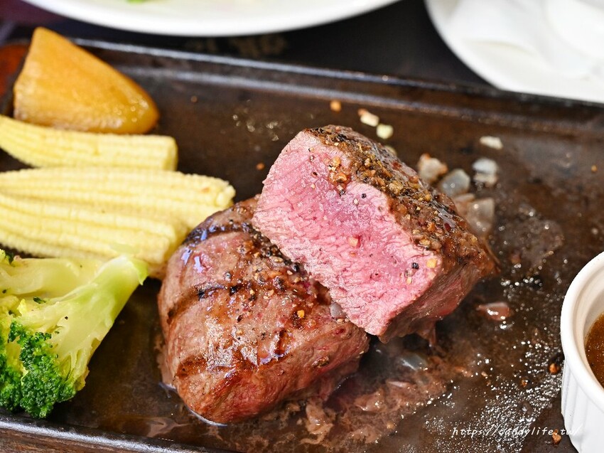 瀧厚炙燒熟成牛排｜台中英倫風熟成牛排館，高CP值，還有料滿滿的羅宋湯讓你免費喝到飽～