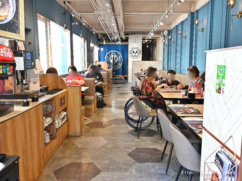 瀧厚炙燒熟成牛排｜台中英倫風熟成牛排館，高CP值，還有料滿滿的羅宋湯讓你免費喝到飽～