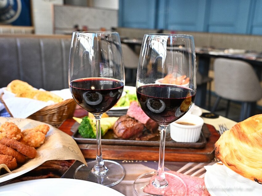 瀧厚炙燒熟成牛排｜台中英倫風熟成牛排館，高CP值，還有料滿滿的羅宋湯讓你免費喝到飽～