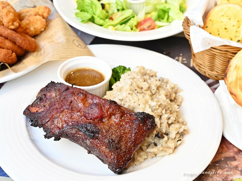 瀧厚炙燒熟成牛排｜台中英倫風熟成牛排館，高CP值，還有料滿滿的羅宋湯讓你免費喝到飽～