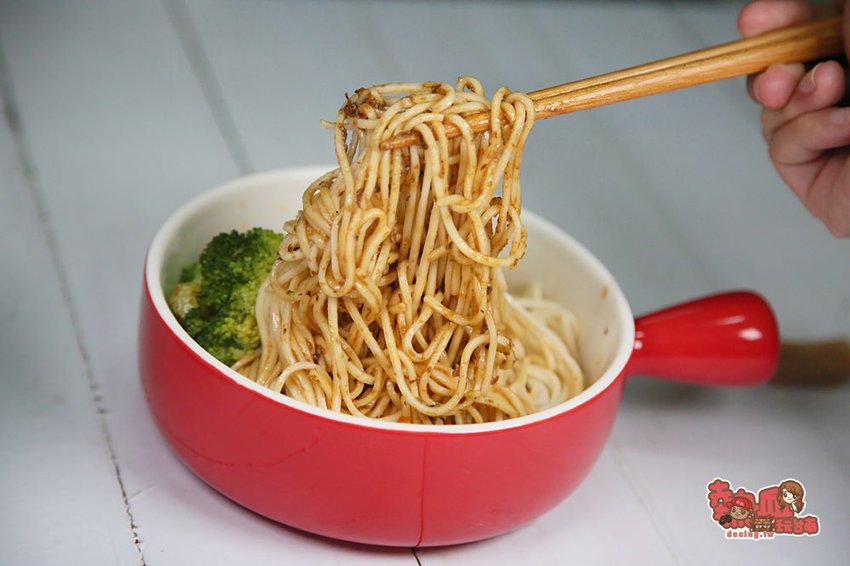 【宅配美食】台灣史上最霸道的乾拌麵！宅在家這樣吃屬你最霸氣：確實霸道乾拌麵 - 熱血玩台南。跳躍新世界