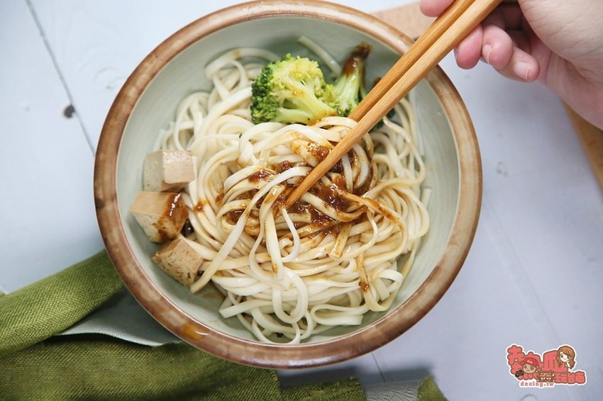 【宅配美食】台灣史上最霸道的乾拌麵！宅在家這樣吃屬你最霸氣：確實霸道乾拌麵 - 熱血玩台南。跳躍新世界