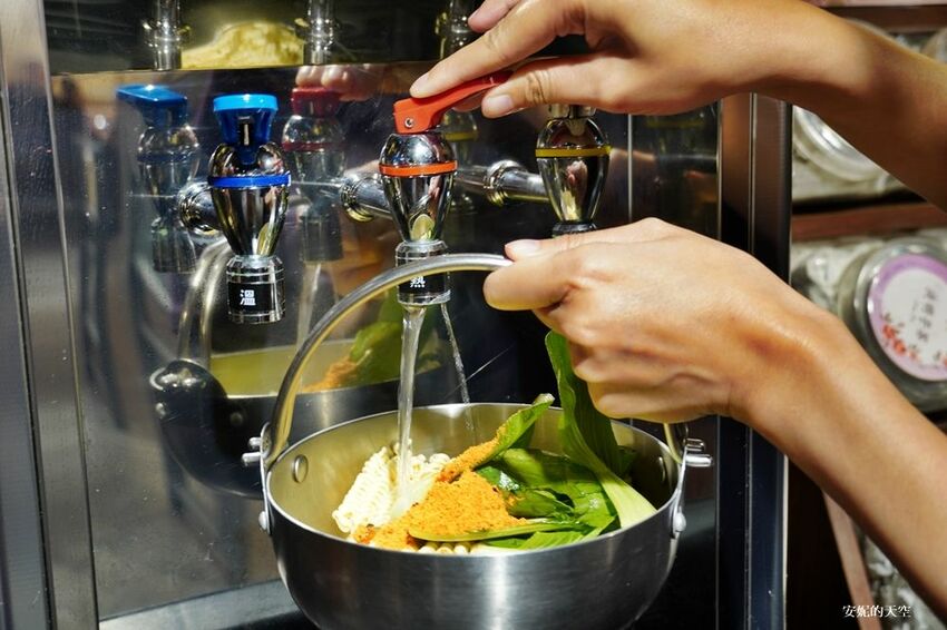 [新莊 兩餐韓國年糕火鍋吃到飽] 299元就可以吃到道地韓式風味鍋物 韓式泡麵、炸雞、魚板、年糕無限量供應 - 安妮的天空