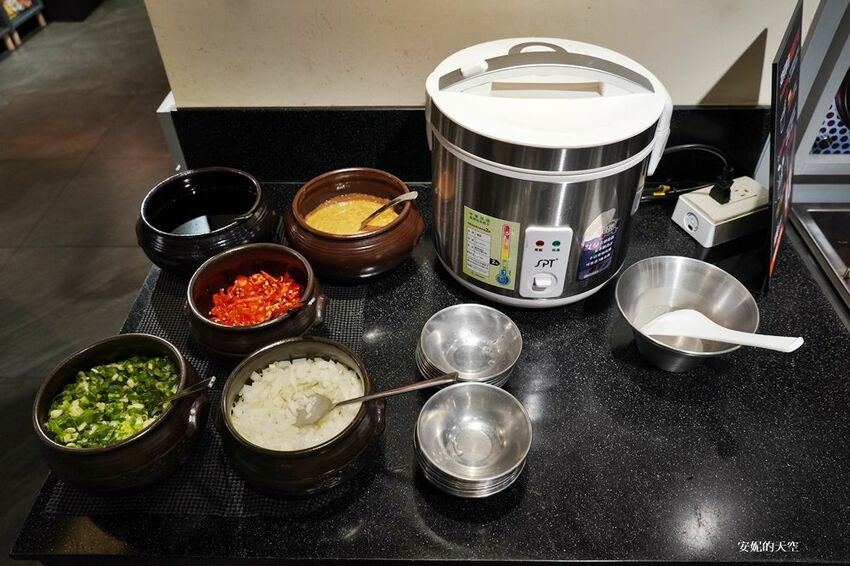 [新莊 兩餐韓國年糕火鍋吃到飽] 299元就可以吃到道地韓式風味鍋物 韓式泡麵、炸雞、魚板、年糕無限量供應 - 安妮的天空