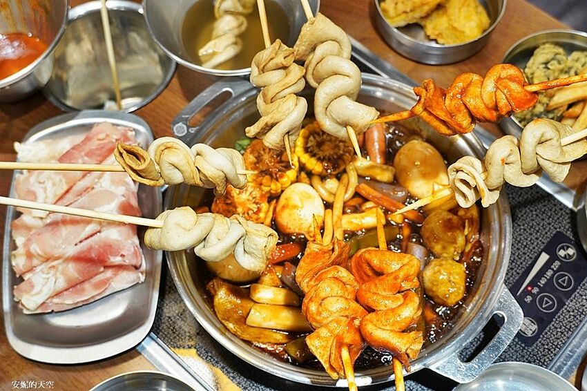 [新莊 兩餐韓國年糕火鍋吃到飽] 299元就可以吃到道地韓式風味鍋物 韓式泡麵、炸雞、魚板、年糕無限量供應 - 安妮的天空