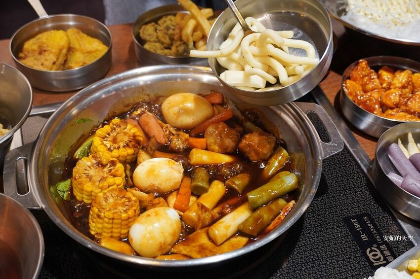 [新莊 兩餐韓國年糕火鍋吃到飽] 299元就可以吃到道地韓式風味鍋物 韓式泡麵、炸雞、魚板、年糕無限量供應 - 安妮的天空