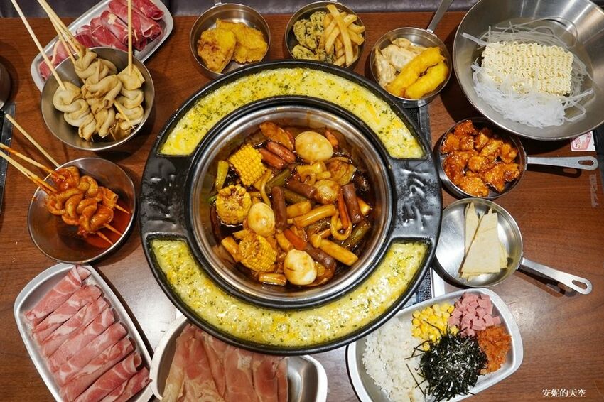 [新莊 兩餐韓國年糕火鍋吃到飽] 299元就可以吃到道地韓式風味鍋物 韓式泡麵、炸雞、魚板、年糕無限量供應 - 安妮的天空