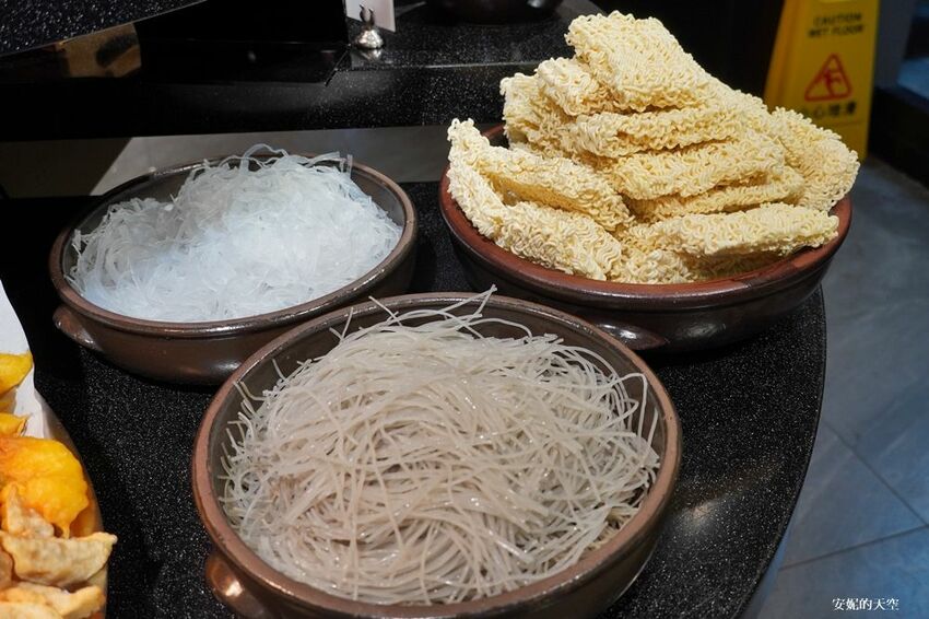 [新莊 兩餐韓國年糕火鍋吃到飽] 299元就可以吃到道地韓式風味鍋物 韓式泡麵、炸雞、魚板、年糕無限量供應 - 安妮的天空