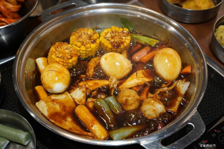 [新莊 兩餐韓國年糕火鍋吃到飽] 299元就可以吃到道地韓式風味鍋物 韓式泡麵、炸雞、魚板、年糕無限量供應 - 安妮的天空