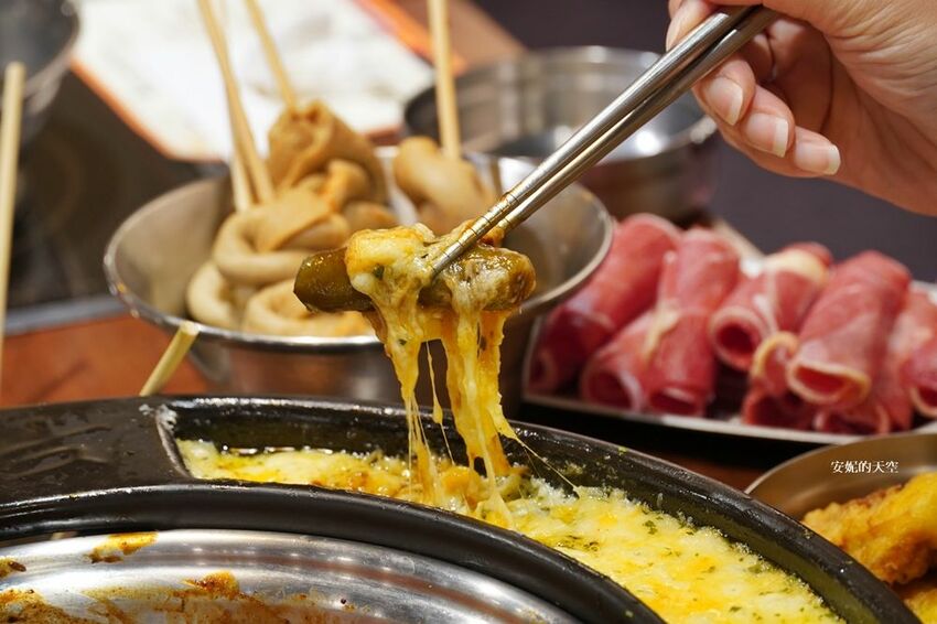 [新莊 兩餐韓國年糕火鍋吃到飽] 299元就可以吃到道地韓式風味鍋物 韓式泡麵、炸雞、魚板、年糕無限量供應 - 安妮的天空