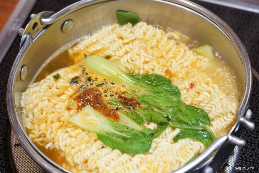 [新莊 兩餐韓國年糕火鍋吃到飽] 299元就可以吃到道地韓式風味鍋物 韓式泡麵、炸雞、魚板、年糕無限量供應 - 安妮的天空