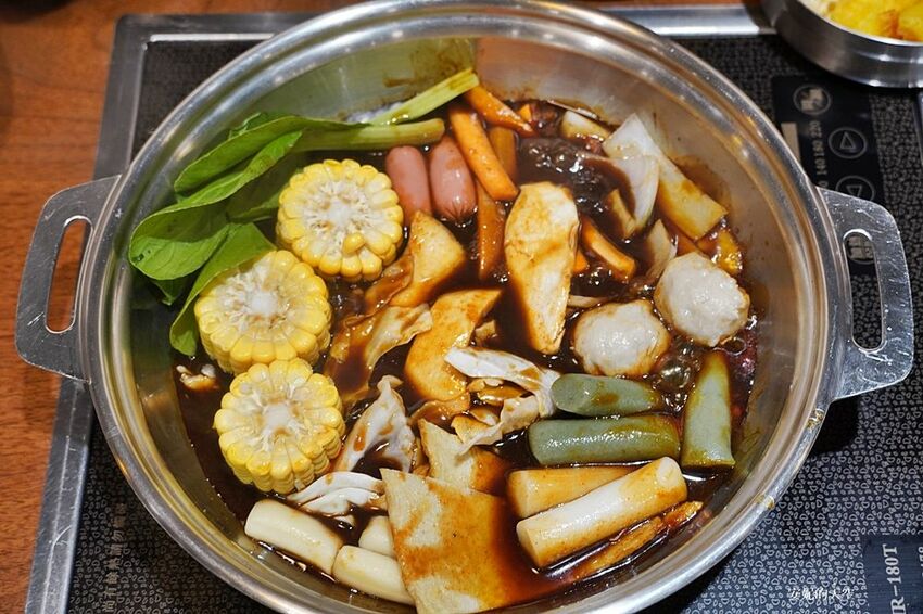 [新莊 兩餐韓國年糕火鍋吃到飽] 299元就可以吃到道地韓式風味鍋物 韓式泡麵、炸雞、魚板、年糕無限量供應 - 安妮的天空