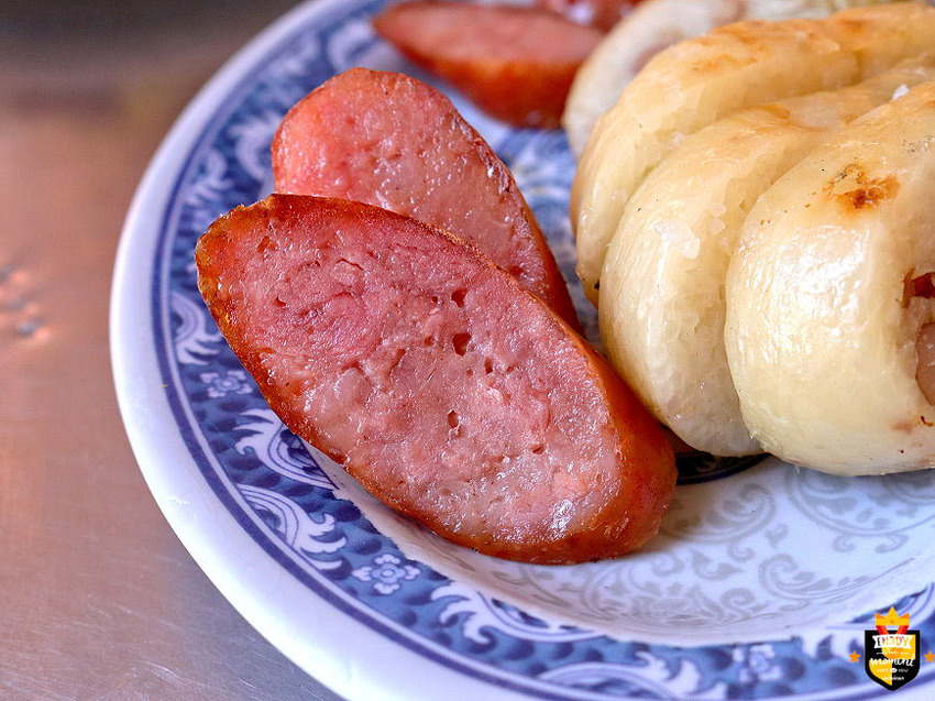 台南大腸香腸／廟口傳統古早味／30多年老店／自家手工灌製／使用木炭烘烤／老饕私藏口袋名單／在地人從小吃到大