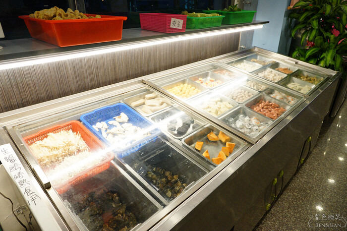 宜蘭縣宜蘭市愛知味自助式吃到飽燒烤店》火烤生蠔牡犡吃到飽，熟食自助吧，海鮮燒肉火鍋無限吃到飽