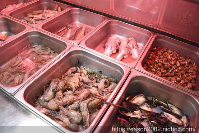 宜蘭火烤三吃 自助式吃到飽推薦 | 愛知味 火鍋、燒烤 自助百匯，食材種類多樣化，讓你吃得眼花撩亂