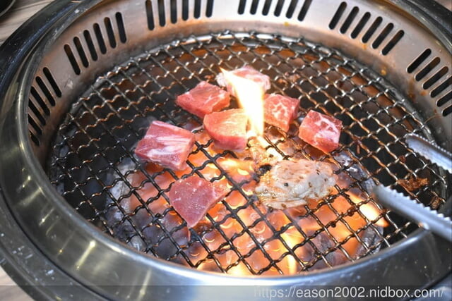 宜蘭火烤三吃 自助式吃到飽推薦 | 愛知味 火鍋、燒烤 自助百匯，食材種類多樣化，讓你吃得眼花撩亂