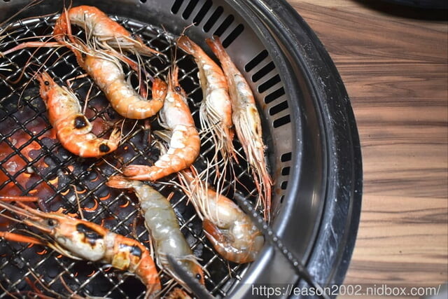 宜蘭火烤三吃 自助式吃到飽推薦 | 愛知味 火鍋、燒烤 自助百匯，食材種類多樣化，讓你吃得眼花撩亂