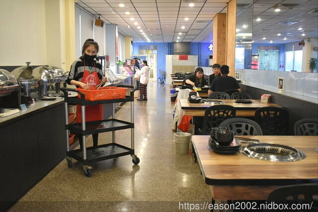 宜蘭火烤三吃 自助式吃到飽推薦 | 愛知味 火鍋、燒烤 自助百匯，食材種類多樣化，讓你吃得眼花撩亂