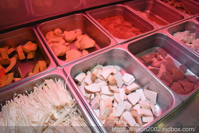 宜蘭火烤三吃 自助式吃到飽推薦 | 愛知味 火鍋、燒烤 自助百匯，食材種類多樣化，讓你吃得眼花撩亂