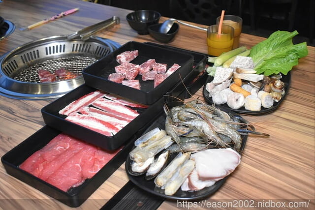 宜蘭火烤三吃 自助式吃到飽推薦 | 愛知味 火鍋、燒烤 自助百匯，食材種類多樣化，讓你吃得眼花撩亂