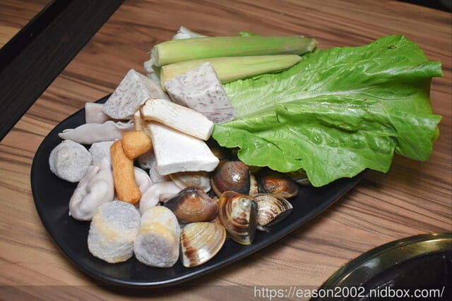 宜蘭火烤三吃 自助式吃到飽推薦 | 愛知味 火鍋、燒烤 自助百匯，食材種類多樣化，讓你吃得眼花撩亂