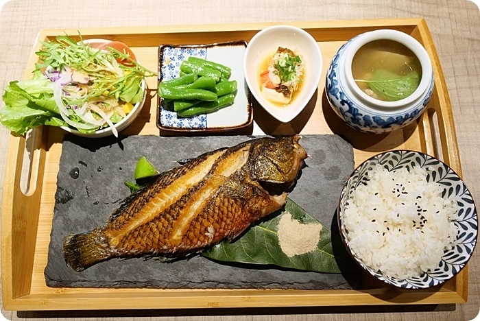 宜蘭美食⎮微笑食客。必點肋眼牛排跟限量烤海魚細嫩鮮甜，大廚料理真功夫，值得多訪！ @捲捲頭 Wonderful 品味。生活