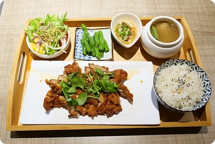 宜蘭美食⎮微笑食客。必點肋眼牛排跟限量烤海魚細嫩鮮甜，大廚料理真功夫，值得多訪！ @捲捲頭 Wonderful 品味。生活