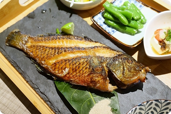 宜蘭美食⎮微笑食客。必點肋眼牛排跟限量烤海魚細嫩鮮甜，大廚料理真功夫，值得多訪！ @捲捲頭 Wonderful 品味。生活