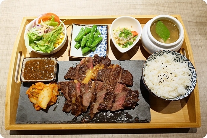 宜蘭美食⎮微笑食客。必點肋眼牛排跟限量烤海魚細嫩鮮甜，大廚料理真功夫，值得多訪！ @捲捲頭 Wonderful 品味。生活