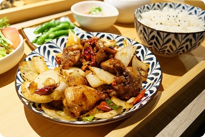 宜蘭美食⎮微笑食客。必點肋眼牛排跟限量烤海魚細嫩鮮甜，大廚料理真功夫，值得多訪！ @捲捲頭 Wonderful 品味。生活