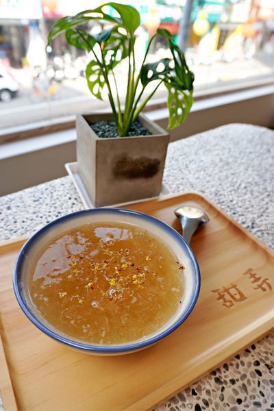 豐原甜品店推薦 甜弄 SUGARALLEY 廟東夜市 文青冰店 芋頭控 必點 蜜芋麻糬冰 熱甜湯 雞絲麵 珍珠奶茶 手作布丁 杏仁茶DSC08361.JPG