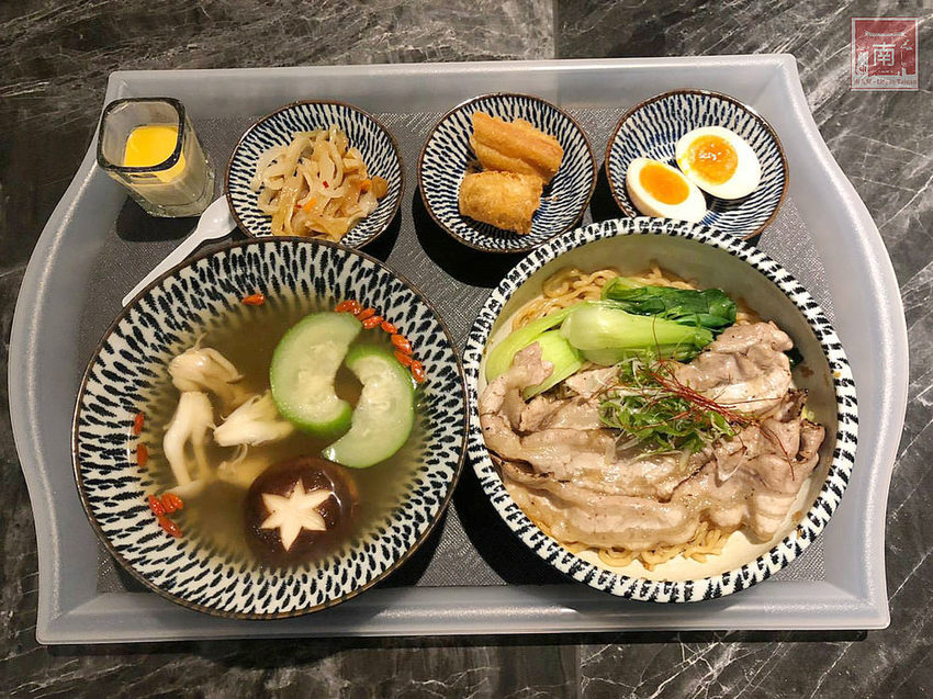 【台南美食】精隨集結在一碗麵中｜碳佐麻里隔壁麵食館｜乾拌麵食套餐｜招牌老薑軍牛肉麵~~麵聚場-府前店 - 南人幫