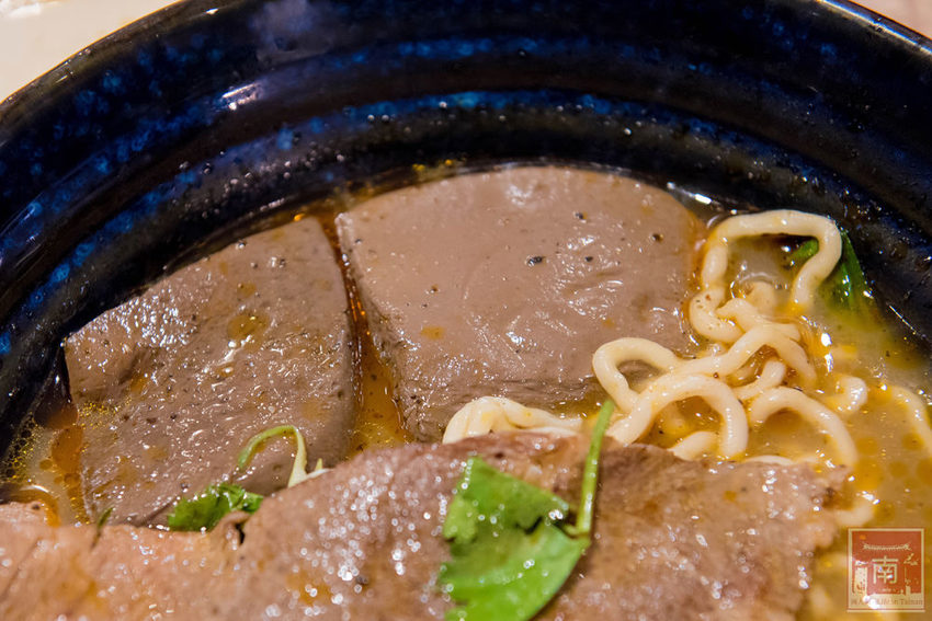 【台南美食】精隨集結在一碗麵中｜碳佐麻里隔壁麵食館｜乾拌麵食套餐｜招牌老薑軍牛肉麵~~麵聚場-府前店 - 南人幫