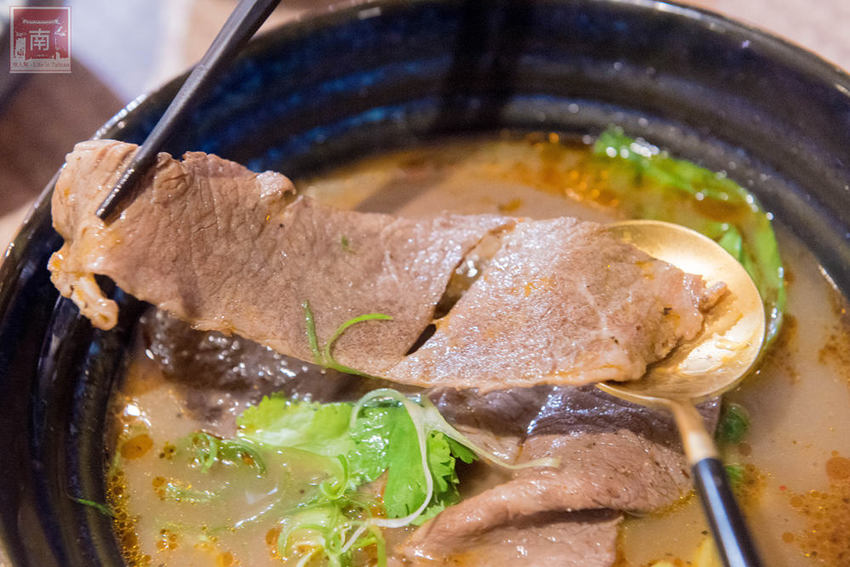 【台南美食】精隨集結在一碗麵中｜碳佐麻里隔壁麵食館｜乾拌麵食套餐｜招牌老薑軍牛肉麵~~麵聚場-府前店 - 南人幫