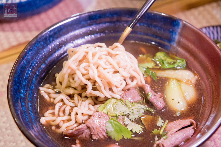 【台南美食】精隨集結在一碗麵中｜碳佐麻里隔壁麵食館｜乾拌麵食套餐｜招牌老薑軍牛肉麵~~麵聚場-府前店 - 南人幫