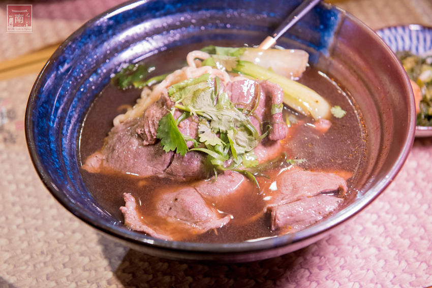 【台南美食】精隨集結在一碗麵中｜碳佐麻里隔壁麵食館｜乾拌麵食套餐｜招牌老薑軍牛肉麵~~麵聚場-府前店 - 南人幫