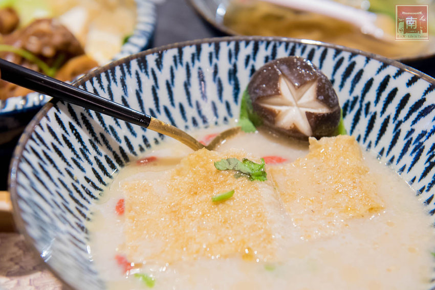 【台南美食】精隨集結在一碗麵中｜碳佐麻里隔壁麵食館｜乾拌麵食套餐｜招牌老薑軍牛肉麵~~麵聚場-府前店 - 南人幫