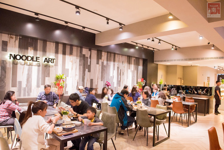 【台南美食】精隨集結在一碗麵中｜碳佐麻里隔壁麵食館｜乾拌麵食套餐｜招牌老薑軍牛肉麵~~麵聚場-府前店 - 南人幫