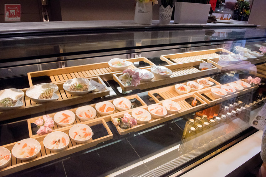 【台南美食】精隨集結在一碗麵中｜碳佐麻里隔壁麵食館｜乾拌麵食套餐｜招牌老薑軍牛肉麵~~麵聚場-府前店 - 南人幫