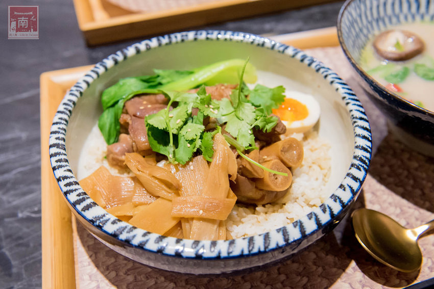 【台南美食】精隨集結在一碗麵中｜碳佐麻里隔壁麵食館｜乾拌麵食套餐｜招牌老薑軍牛肉麵~~麵聚場-府前店 - 南人幫