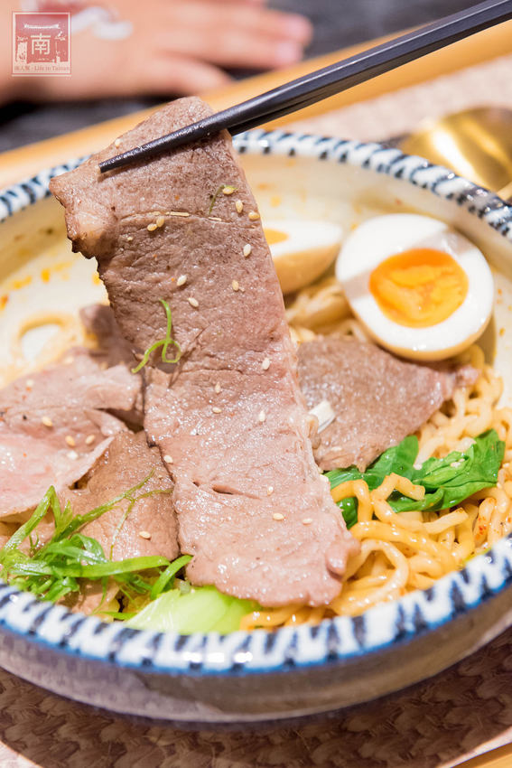 【台南美食】精隨集結在一碗麵中｜碳佐麻里隔壁麵食館｜乾拌麵食套餐｜招牌老薑軍牛肉麵~~麵聚場-府前店 - 南人幫