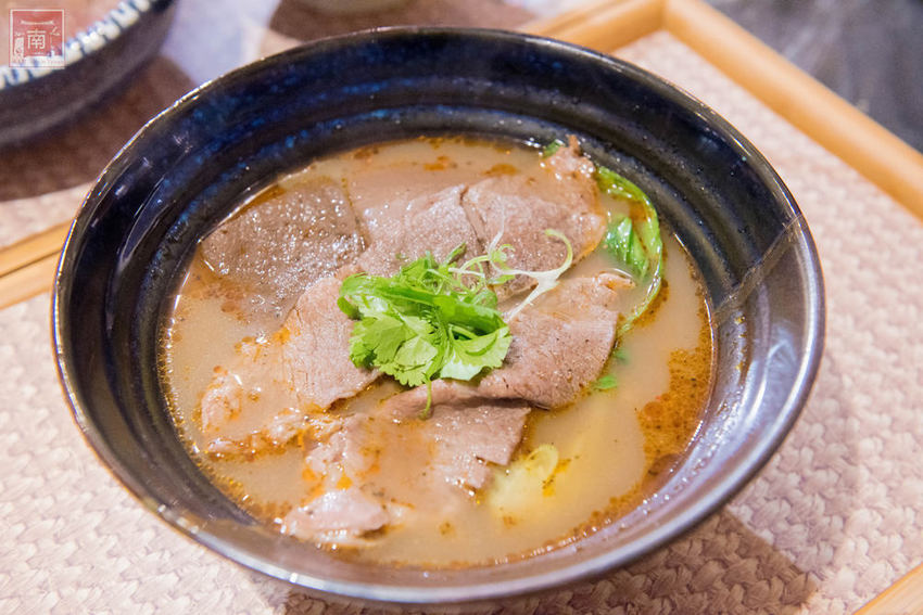 【台南美食】精隨集結在一碗麵中｜碳佐麻里隔壁麵食館｜乾拌麵食套餐｜招牌老薑軍牛肉麵~~麵聚場-府前店 - 南人幫