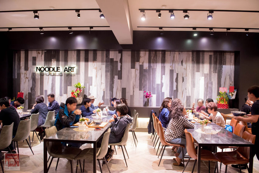 【台南美食】精隨集結在一碗麵中｜碳佐麻里隔壁麵食館｜乾拌麵食套餐｜招牌老薑軍牛肉麵~~麵聚場-府前店 - 南人幫