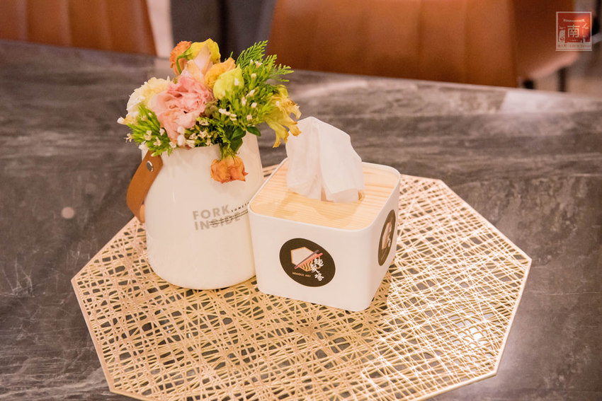 【台南美食】精隨集結在一碗麵中｜碳佐麻里隔壁麵食館｜乾拌麵食套餐｜招牌老薑軍牛肉麵~~麵聚場-府前店 - 南人幫