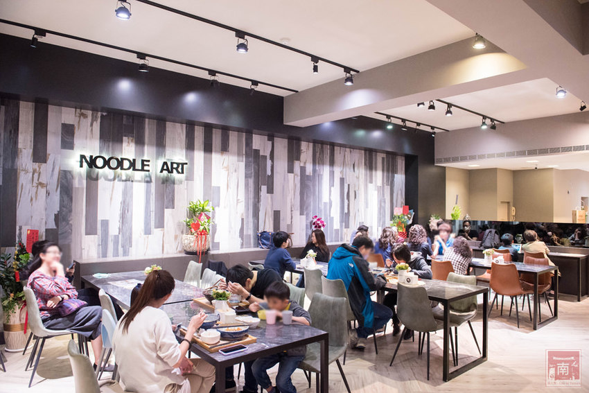 【台南美食】精隨集結在一碗麵中｜碳佐麻里隔壁麵食館｜乾拌麵食套餐｜招牌老薑軍牛肉麵~~麵聚場-府前店 - 南人幫